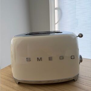 SMEG 2-Slice Retro Toaster in Cream